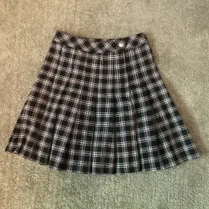 En fin rutig kjol i strl 32 från hm ❤️