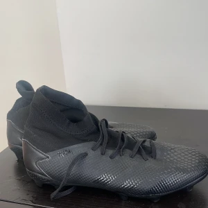 Adidas Predator fotbollskor - Säljer dessa snygga fotbollsskor i mycket bra skick för att jag lagt av med fotbollen och har ingen användning till de.  Orginalpris: 1300kr Nypris: 600kr  PRIS KAN DISKUTERAS VID SNABBKÖP!!😊