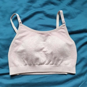 Gymshark Sport bh  - Jag säljer nu min rosa gymshark sport bh, nästan oanvänd, den är som ny. Försökte få färgen så rättvis som möjligt på sista bilden. Bara att skriva till mig vid funderingar 🥰