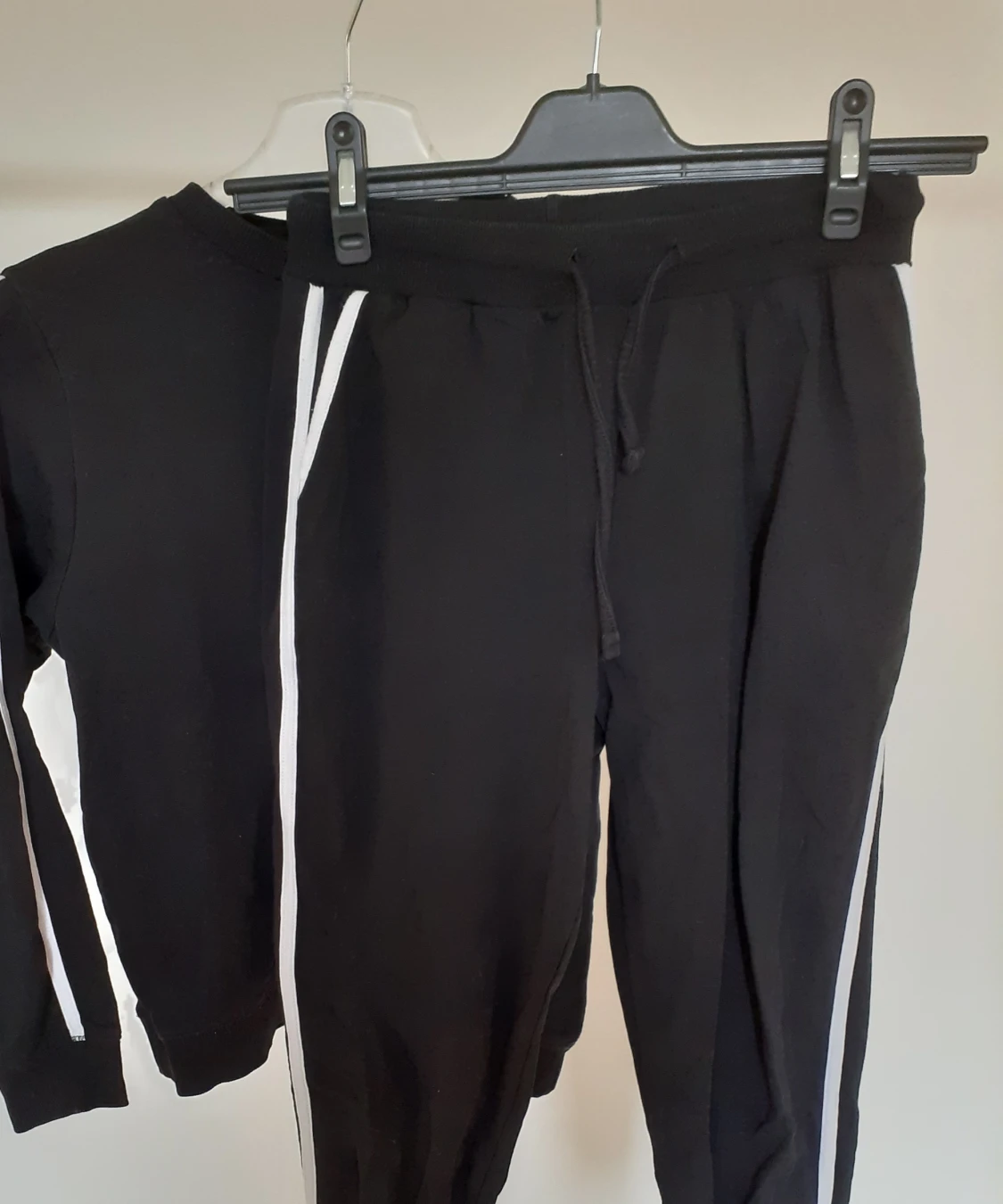 Mjukisset i svart med vita detaljer