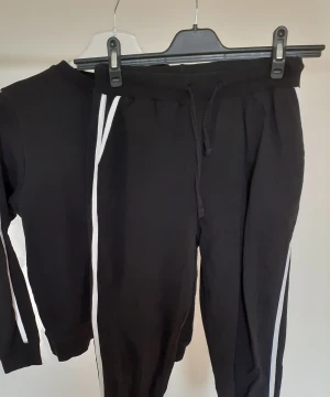 Mjukisset i svart med vita detaljer - Super snyggt och härligt mjukisset i strl 34 från ASOS Petit