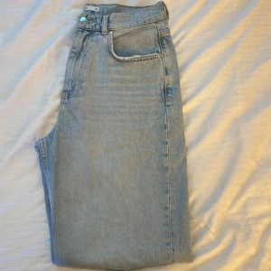 Jeans - Nästan helt nya jeans med slitningar, byxorna är uppsprätta längst ner så de ska bli längre. 