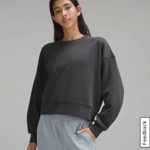 Lululemon softstreme set NYTT! - Helt nytt set från lululemon köpt i usa. Finns även i svergebutik för ordinariepris 2656:- I färg svart enligt hemsida men de är lite blågrå nästan i nyansen. Lapparna kvar. Storlek 4 = 34 EU size