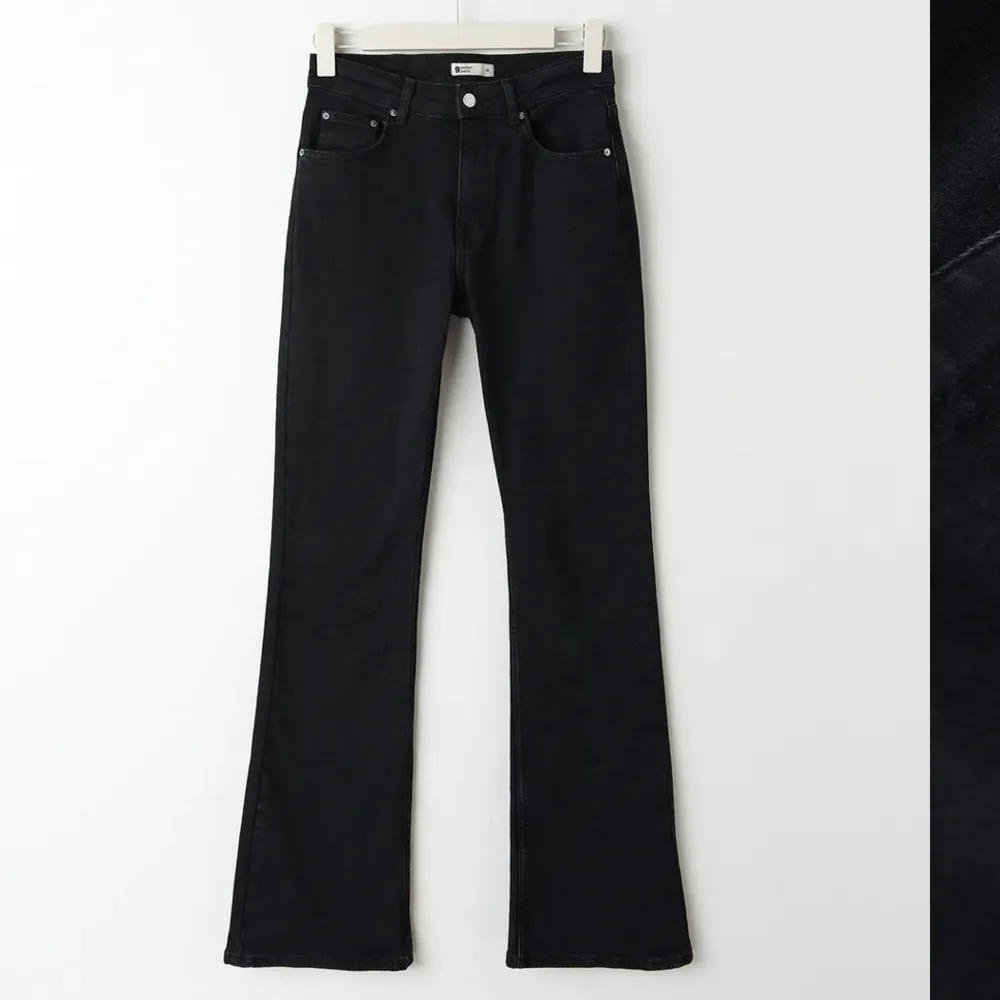 Säljer dessa jeans från Gina Tricot. Knappt använda och i fint skick. Nypris 499kr. Jeans & Byxor.