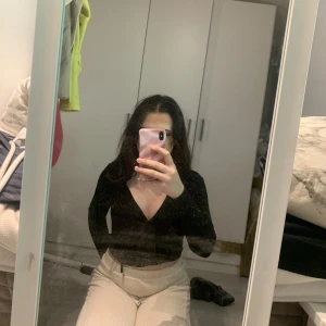 Svart v ringad topp - Jag har använt den lite men inte längre pågrund utav ja ha andra tröjor jag föredrar. Köptes på klädax för 400kr stolek s☺️