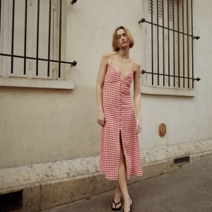 Rutig midiklänning  - Rutig midiklänning med slits fram från zara, storlek m