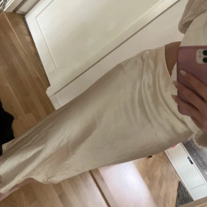 Långkjol  - Långkjol/midikjol från Vila i silke. Storlek 38 (S/M) 💕sitter lågmidjat.