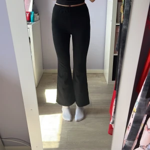 Svarta utsvängda byxor - ⚠️Kolla min profil⚠️Ett par svarta utsvängda byxor. Säljer pga att de är för korta ( bild 3, jag är 163, 164cm lång ) De har använts 1 gång + nu för bilderna. Storlek: 158, 12-13 år