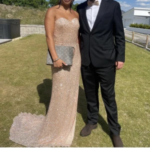 Balklänning - Använd en gång. Från dressroomlinne storlek 38 men skulle säga att den passar 36 med. Ord pris 5500😊