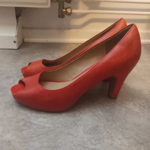 Wera Stockholm  - Snygga röda pumps !