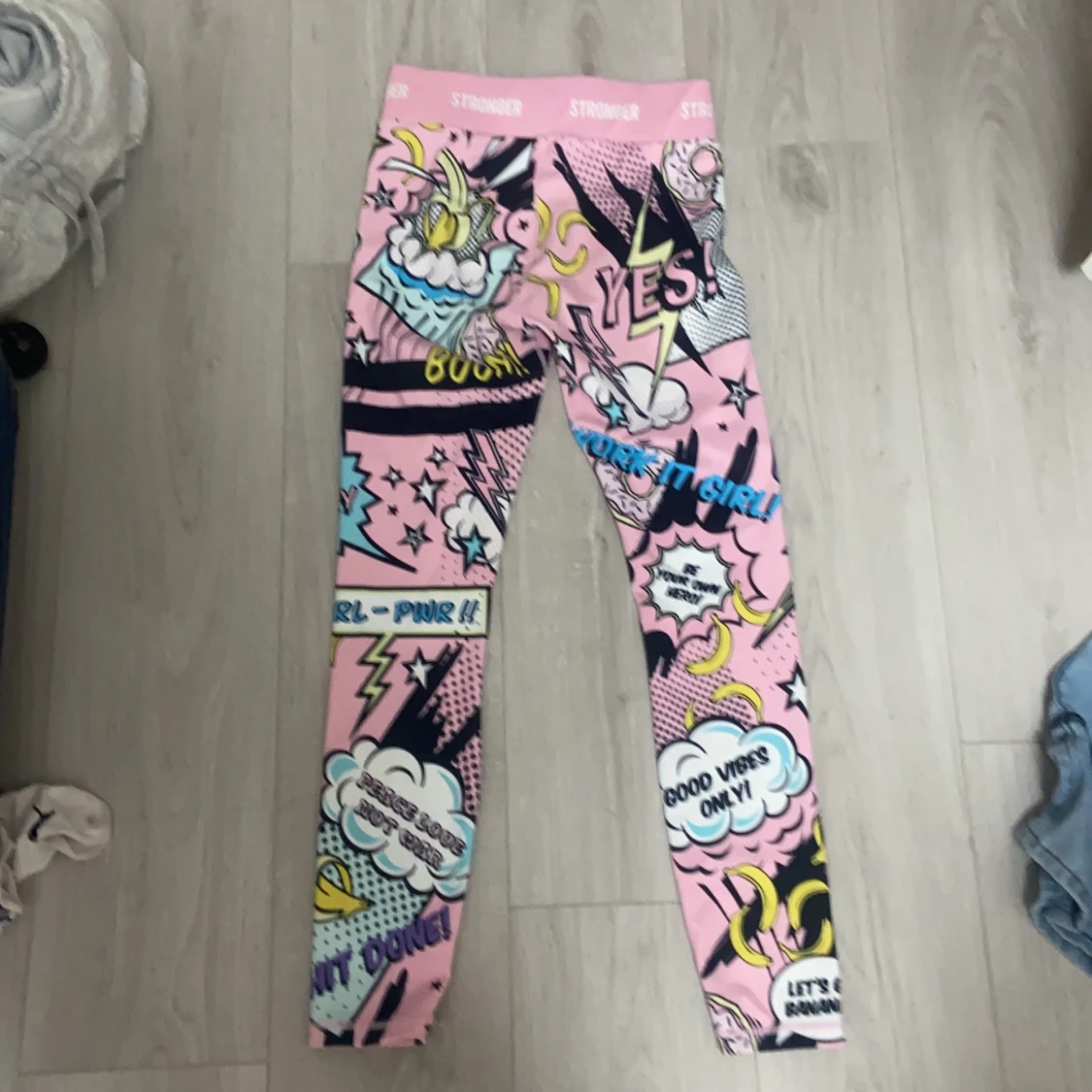 Ett par rosa stronger tights 