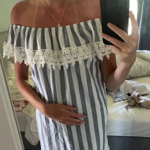 Klänning  - Säljer denna somriga klänningen då den ej kommer till användning🤍