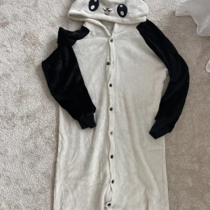 Onzie  - Panda onzie för barn och mindre vuxna i storlek xs som motsvarar en längd på runt 150-160 cm skulle jag säga. 