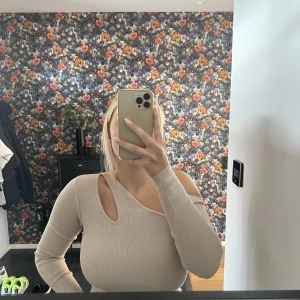 Cut out topp - Topp med cutouts 💕
