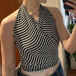 Top - Omlott topp som kan bäras på olika sätt