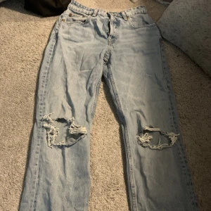 Två par jeans - Två par jeans med hål i, de första från zara och de andra från gina tricot   Ett par för 150 eller båda för 200  Storlek 36 på båda
