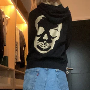 Zadig & voltaire hoodie - Intressekoll på en så snygg Zadig hoodie som är i ny skick och köptes för ett halv år sedan nypris: 1900 Påsen finns kvar till den❤️