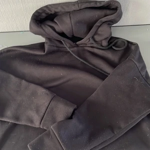 Svart munktröja kroppad  - Skönt munktröja som är kroppad med snören runt midjan💖använd få tal gånger men den är lite nopprig men går att få bort lätt