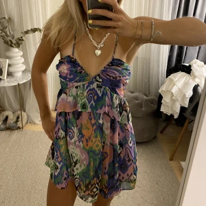 Zara klänning  - Helt slutsåld klänning från zara med prislapp kvar!💘 endast testad