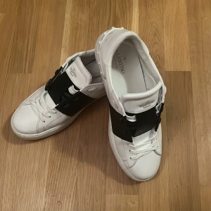 Valentino skor - Säljer/byter mina helt nya valentino skor som är köpta från NK box papperna och kvitto finns. Dom är i storlek 43/1/2