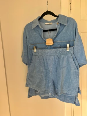 Frottéset - Det perfekta sommarsetet från Pull & Bear!   🍓 Storlek: M 🍓 Material: Klippt lapp men känns som frotté  🍓 Skick: Använd fåtal gånger, inget att anmärka  