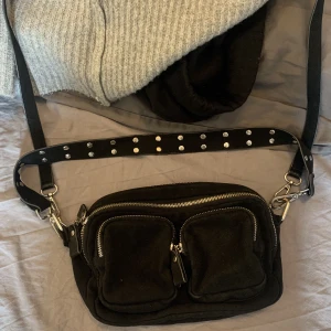 Väska - Säljer min super fina väska ifrån gina. Rymmer extremt mycket! 2 band medföljer. Inga hål/rispor. Den är i vådligt bra skick. 250+frakt💕 Hör av dig ifall du vill ha fler bilder eller har någon fundering🥰