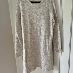 Stockad Klänning - Sommarens skönaste klänning från Vero Moda   🍓 Storlek: M 🍓 Material: 50% akryl, 23% nylon, 12% ull 5% alpacka, 4% elastan 🍓 Skick: Sparsamt använd, inget att anmärka på 