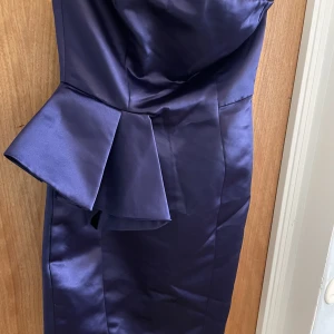Super fin elegant marinblå klänning  - Klänning är en använd 1 gång på ett bröllop och är ifrån zara i storlek s.