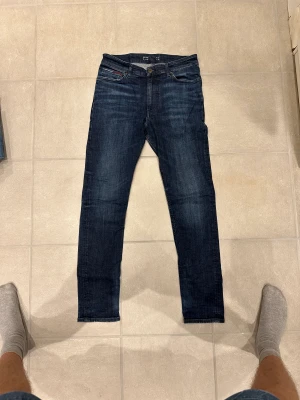 2st Tommy hilfiger jeans - 2 st jeans för 300kr, de vita är storlek 30/34 och de blå är storlek 32/32 helt ok skick på de, inga returer och köparen står för frakt 