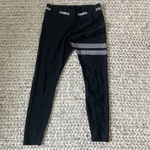 Stronger tights  - Hej! Jag säljer ett par stronger byxor i storlek L dem passar mig överallt utom att det sitter lite löst fram vid skrevet ungefär😅 jag har i vanliga fall storlek S/M. Bor i skara ish och skulle underlätta om man kunde hämta plagget vid dörr :) 