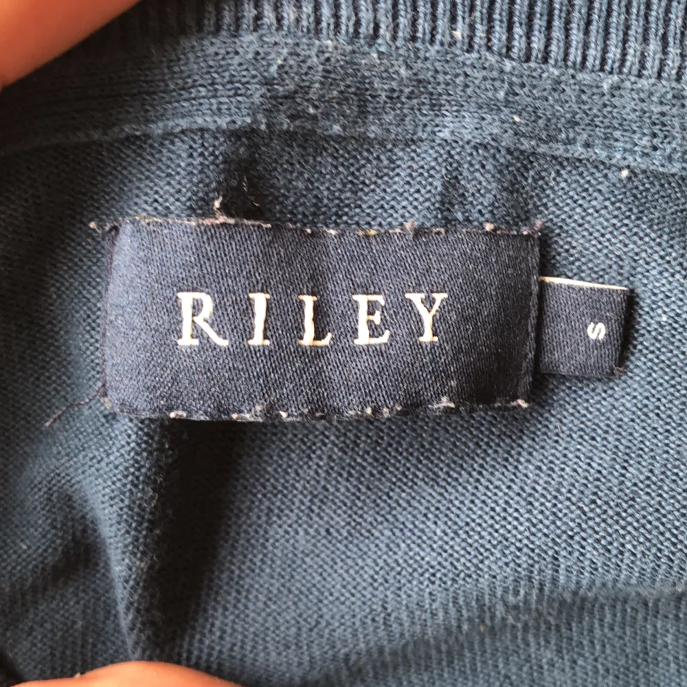 Säljer nu denna trendiga och snygga tröja ifrån Riley. Den är rätt så använd därav priset. Skick: 6/10. Stickat.