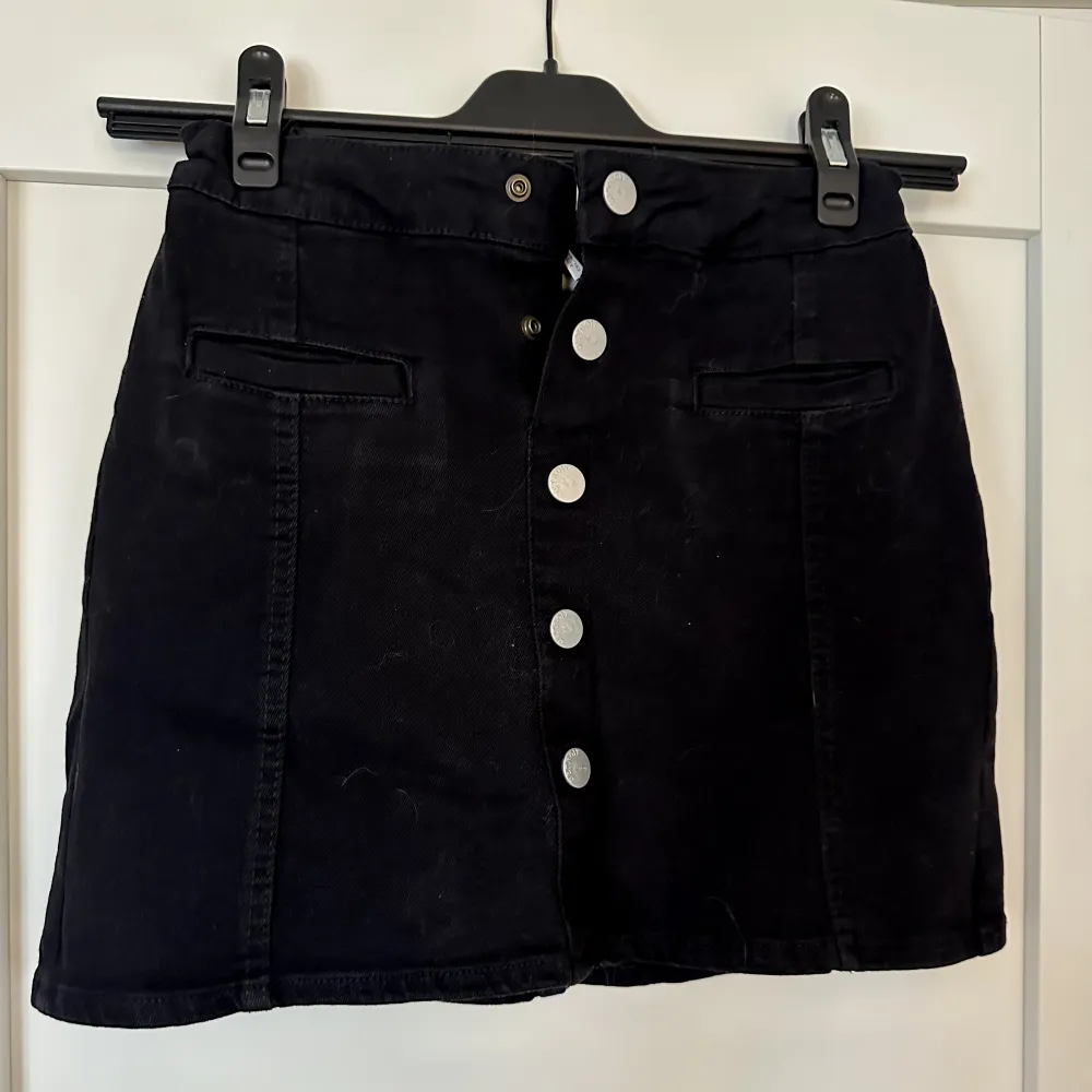 svart jeans kjol (lite stretchigare än jeans material), knappt aldrig använd. man knäpper bara de översta två knapparna👌🏼. Kjolar.