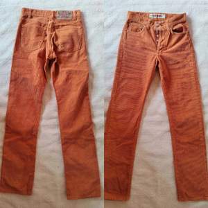 Orange Manchester jeans av märket Crocker Jeans från tidigt 2000-tal, i perfekt skick! 💞 Grenmått 27 cm/ insida ben: 83 cm / midjemått: 72 cm