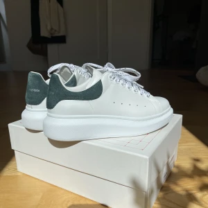 Alexander McQueen sneakers - Säljer mina helt nya äkta Alexander McQueen sneakers, inköpta juli 2023.  Endast använda 2 gånger då dom tyvärr inte kommer till användning för mig. Kostar 5843 sek  och säljer dom för 4000,pris kan (diskuteras). box samt tillbehör ingår. 