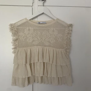 Zara topp - Topp från Zara, aldrig använd. Storlek S, 150kr+frakt!