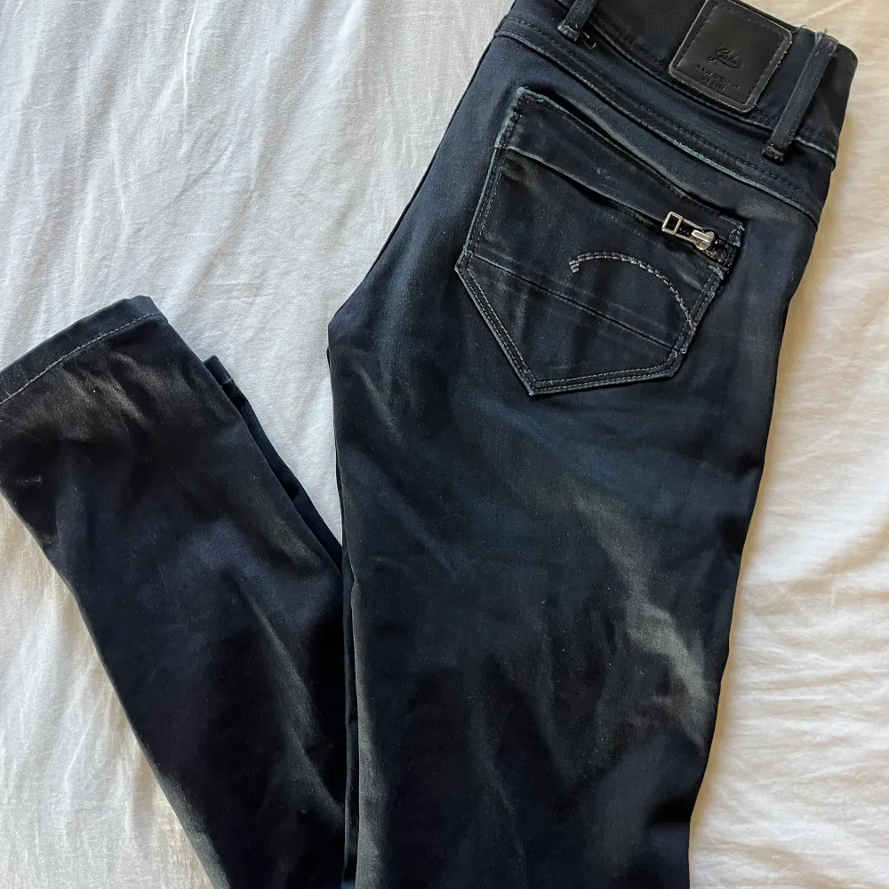 LÅG midjade jeans från G-star!! Slim/Straight modell! Liten i storlek . Jeans & Byxor.