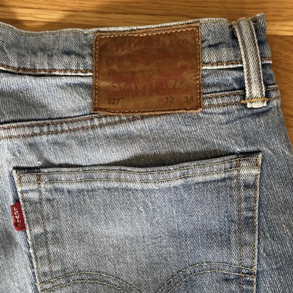 Levis 527 white oak come denim jeans. Liknar 501 i passformen men lite lösare i benöppningen.. Jeans & Byxor.