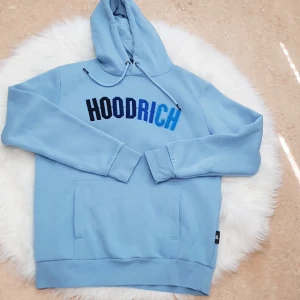 HOODRICH - Jag säljar min HOODRICH hoodie som är i jätte bra skick i storlek M. Den använd bara 2 gångar.