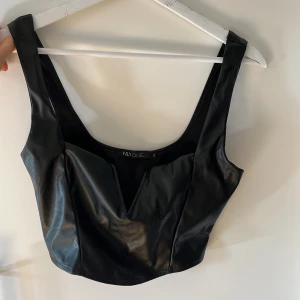 PU top - Svart topp i pu från Nelly i strl S, har använts en gång💖