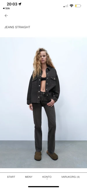 Mid waist straight jeans - Jeans från Zara som är helt slutsålda och köpta för ett år sedan men aldrig använda och lapp är kvar💓 De är långa på mig som är 173! Skriv vid intresse🫶🏼