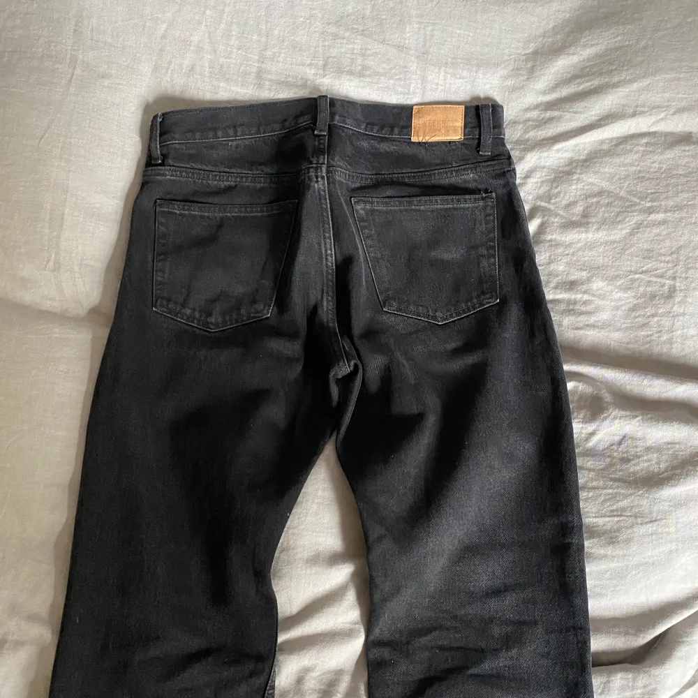 Säljer svarta jeans från Weekday strl 30/32. Jeansen är knappt använda och i mycket bra skick! Ordinarie pris 600 kr.. Jeans & Byxor.