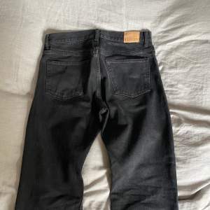 Säljer svarta jeans från Weekday strl 30/32. Jeansen är knappt använda och i mycket bra skick! Ordinarie pris 600 kr.