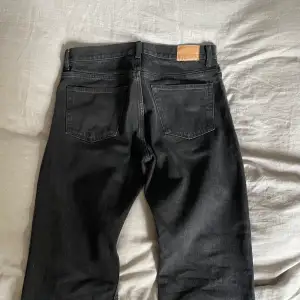 Säljer svarta jeans från Weekday strl 30/32. Jeansen är knappt använda och i mycket bra skick! Ordinarie pris 600 kr.