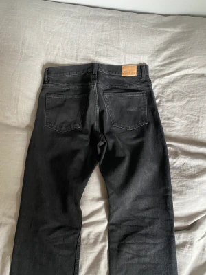 Jeans - Säljer svarta jeans från Weekday strl 30/32. Jeansen är knappt använda och i mycket bra skick! Ordinarie pris 600 kr.