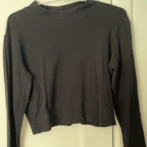 Långarmad svart tröja  - Långarmad svart kroppad tröja ifrån bikbok. Stretchigt material