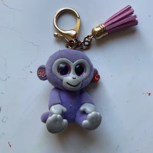 Nyckelring - Jättegullig nyckelring från TY! Föreställer en lila apa! Frakten kostar 13 kr! Bra skick!