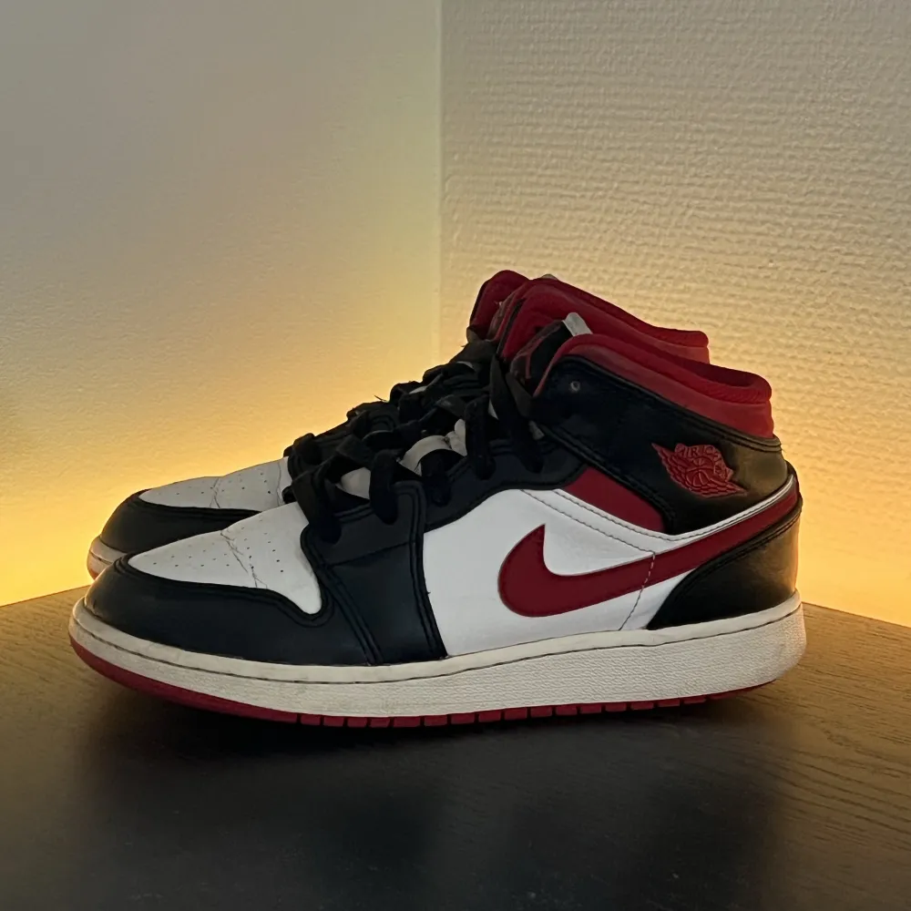 Air Jordan 1 Mid Gym Red (GS)📍. Klassisk sneaker i en stilren färg👌. Storlek 37.5✅. Äkta⚡️. Skicka meddelande för frågor / fler bilder🤝. . Skor.