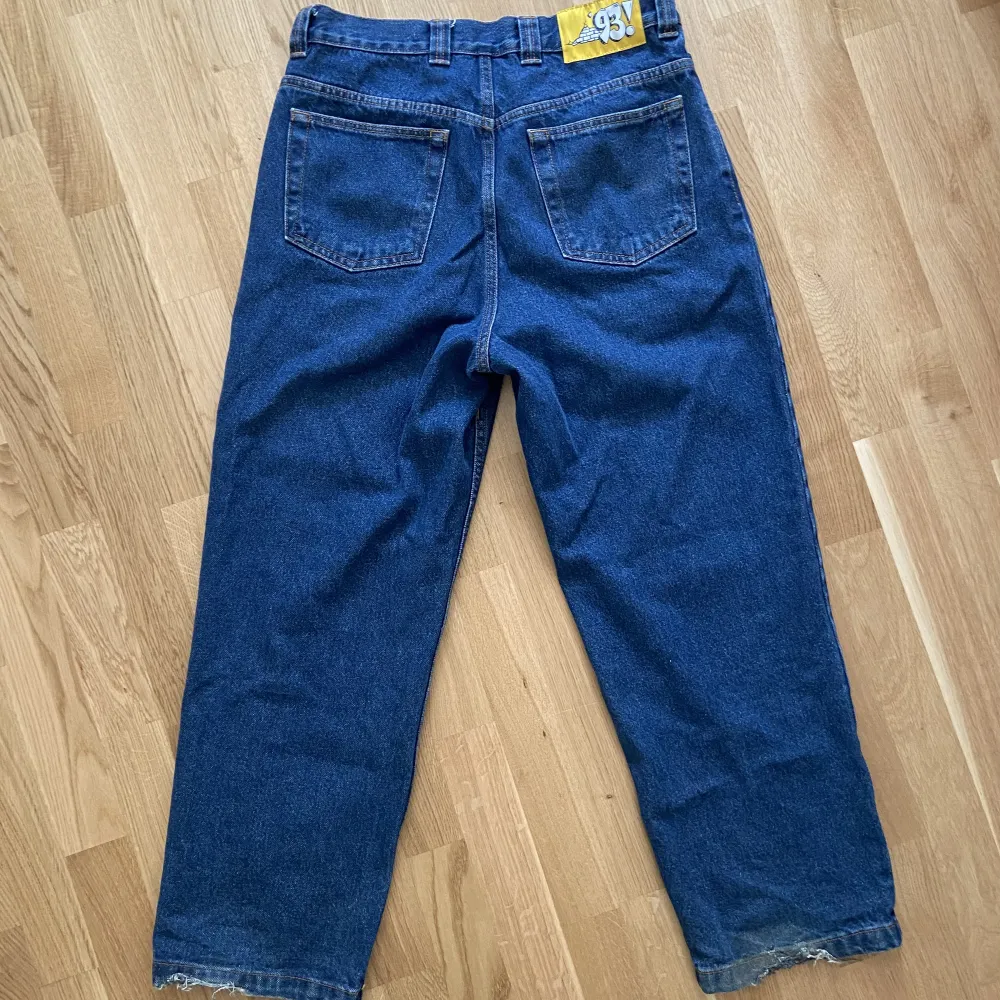 Blåa 93 Denim jeans från Polar Skate Co. Köpta på streetlab men används inte längre. Det finns lite slitage vid fötterna, men annars i bra skick. . Jeans & Byxor.
