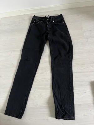 Svarta low wisst jeans från lager 157 - Svarta jeans från lager 157 storlek Xs, använda få gånger, passar inte längre mig så därför säljer jag.