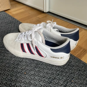 Adidas sneakers - Fina sneakers från Adidas i str 43 1/3. Något mörkare mocka längst fram vid tårna. 